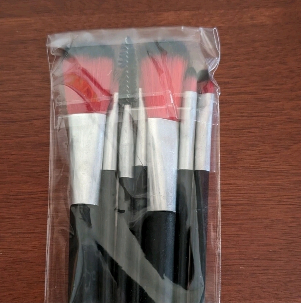 Hello Kitty 7pc makeup brush set Black also comes with a Black tin box - Picture 4 of 4